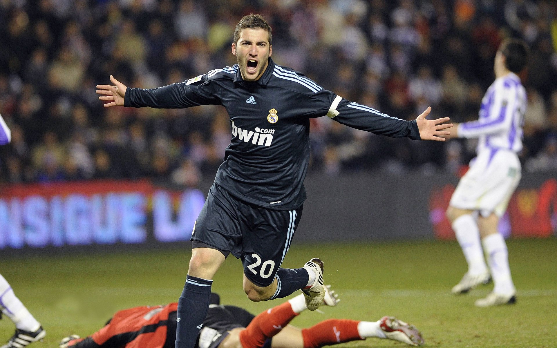 _极地冰湖滑冰赛:寒冬中的速度较量_,极地冰谷